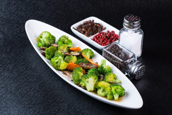 Brócoli frito con champiñones y zanahoria —  Fotos de Stock