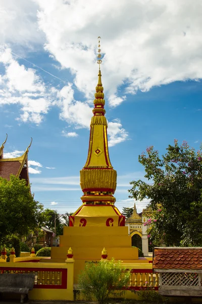 Пагода и голубое небо — стоковое фото