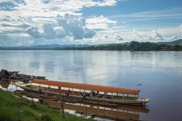 传统木质船停在小港湄公河流域 — 图库照片