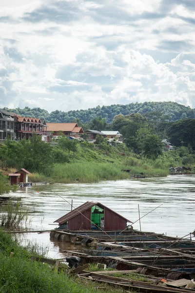 传统木质船停在小港湄公河流域 — 图库照片