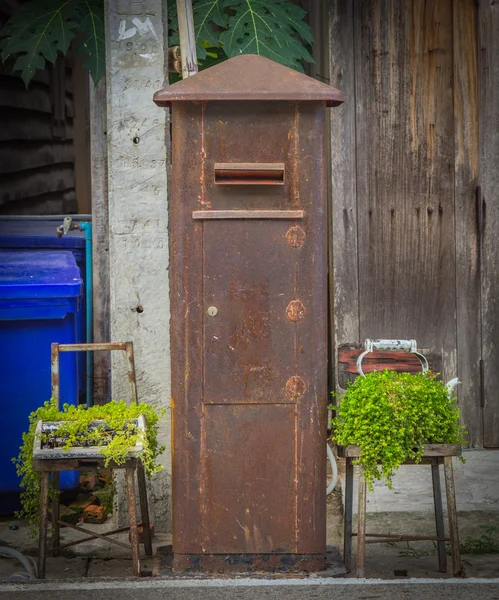 Rost und uralter Briefkasten — Stockfoto