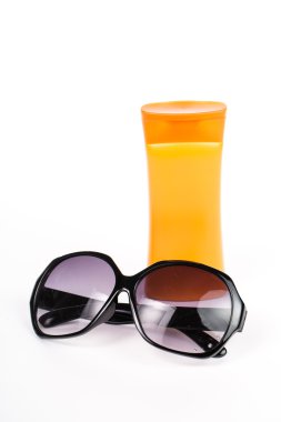 Sunglass, şapka ve güneş kremi d