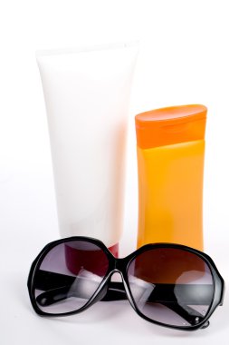 Sunglass, şapka ve güneş kremi d
