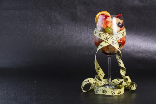 Salada de frutas de dieta e fita métrica — Fotografia de Stock