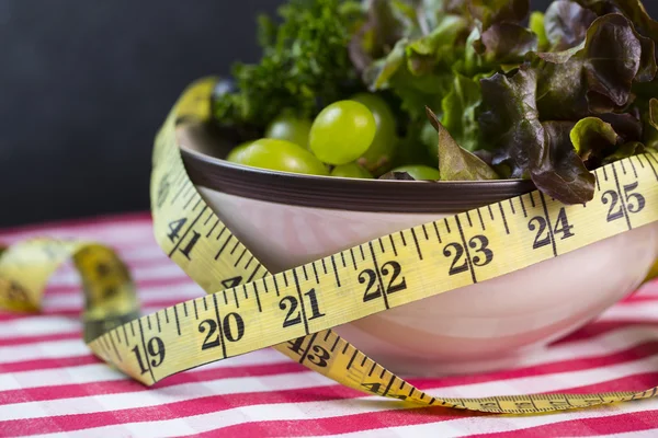 Diät grüner Salat und Maßband — Stockfoto