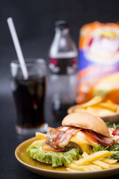 Hamburger con patatine fritte, patatine fritte e cola — Foto Stock