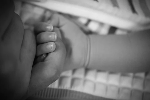 Mooie baby met Mam gebruik hand — Stockfoto