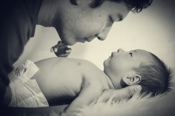 Papa et fils jouent, s'embrassent et couvrent bébé — Photo