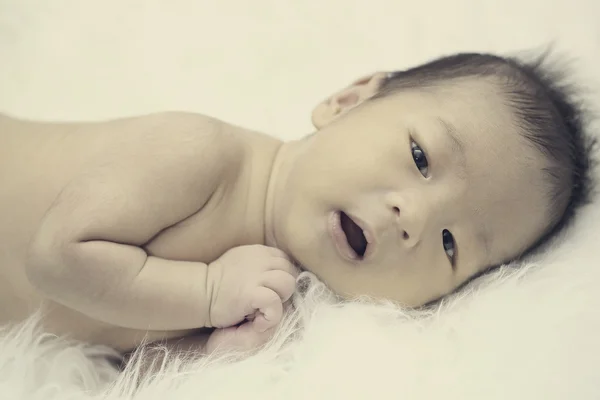 Ázsiai baby megjelenés és mosoly-kamera — Stock Fotó