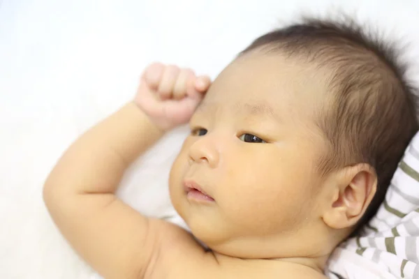 Asiatiska baby sleep och titta till kamera — Stockfoto