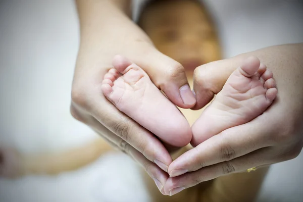 Adorável bebê com mão de uso Mam — Fotografia de Stock