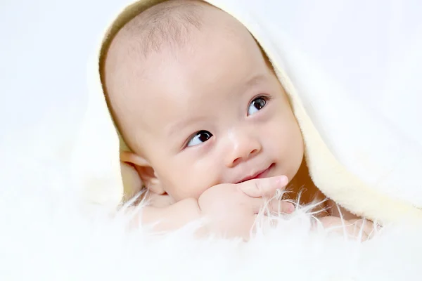 Asain dítě skrývá pod bílou látkou — Stock fotografie