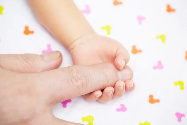 ママと赤ちゃんは、手を使用してください。 — ストック写真