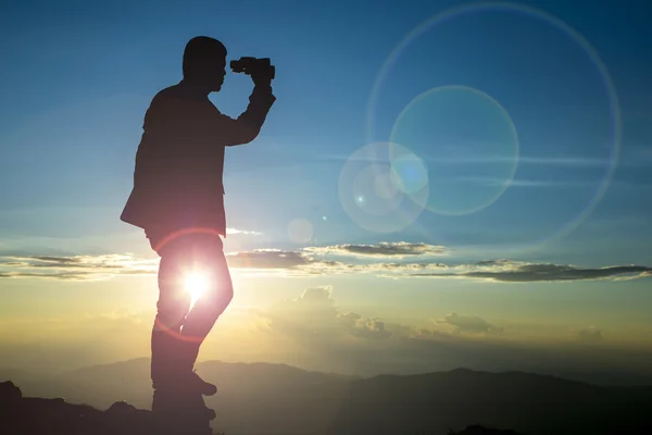 Geschäftsmann mit Fernglas — Stockfoto