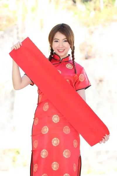 Menina chinesa segurar papel em branco vermelho — Fotografia de Stock