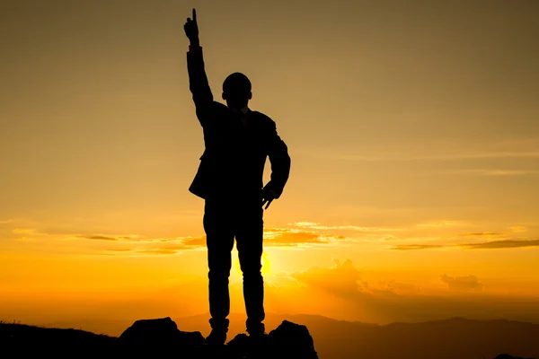 Affärsman Visa hand efter gå till toppen av berget — Stockfoto