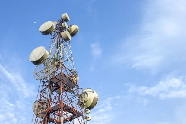 Telecommunication mast TV-antenner med blå himmel — Stockfoto