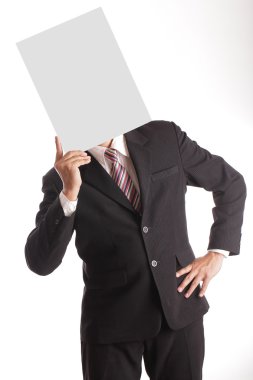 Beyaz boş kağıt üzerinde kafa tutan işadamı 