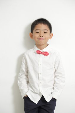 Küçük çocuk poz ve stüdyoda keyfini çıkarın