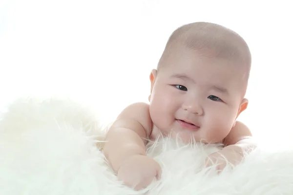 Portret baby schattige baby op zoek verward — Stockfoto