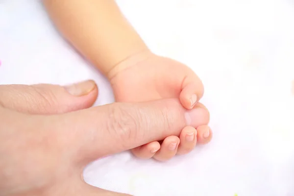 Adorável bebê com dedo de uso Mam — Fotografia de Stock