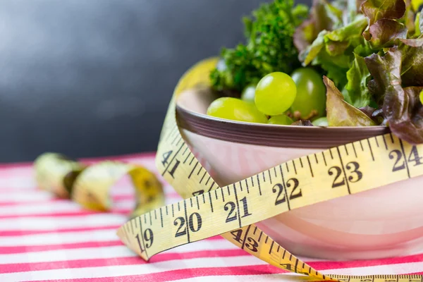Diät Grüner Salat und Maßband Abnehmen — Stockfoto