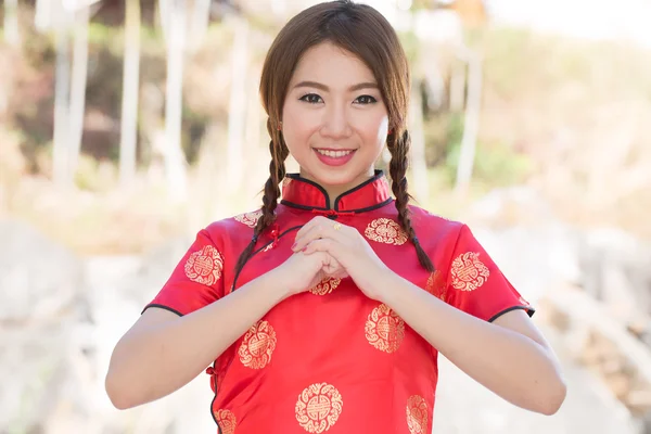 Chinesisches Mädchen mit Cheongsam Respekt — Stockfoto