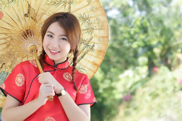 Elbise geleneksel cheongsam Çin kızla — Stok fotoğraf