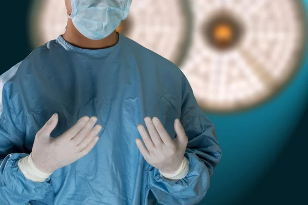 Läkare förbereda kirurgisk utrustning — Stockfoto