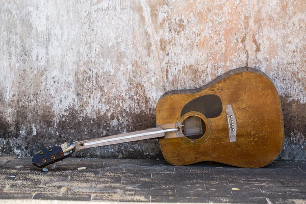 Verbrijzelde gitaar — Stockfoto