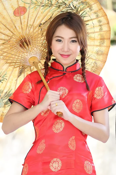 Chinesisches Mädchen mit traditionellem Cheongsam — Stockfoto