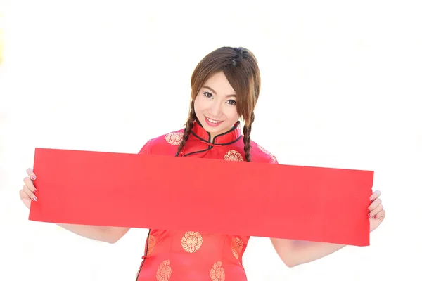 Çinli kız tutun kırmızı boş kağıt için metninizi ekleyin — Stok fotoğraf