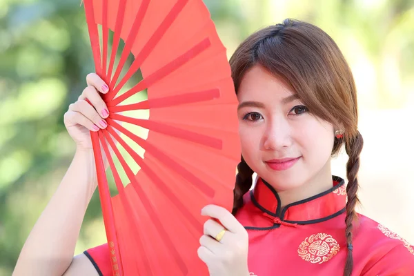 Chinesisches Mädchen mit traditionellem Cheongsam — Stockfoto