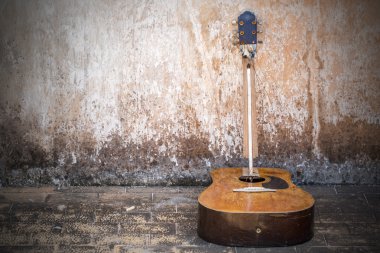 Kırık gitar 