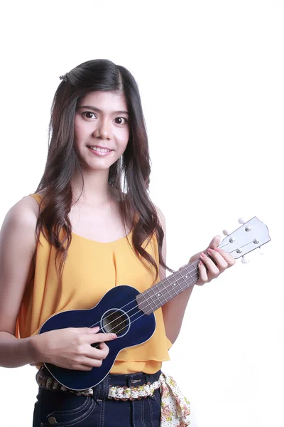 Unga kvinnor spelar ukulele gitarr i studio — Stockfoto