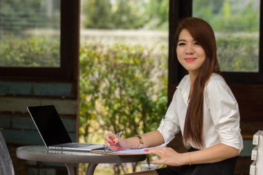 oturan genç iş kadını 