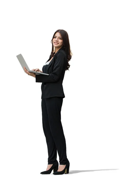 Femme d'affaires tenant un ordinateur portable pour la recherche et vérifier les informations concernant — Photo