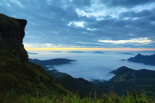 Sonnenaufgang von phu chee pha mountain thailand — Stockfoto