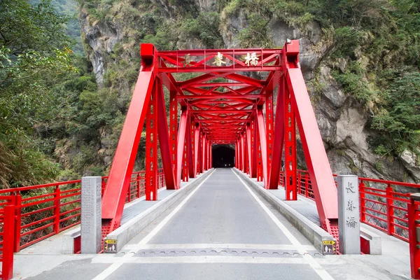 Red Steel Bridge oproep dat deze plek is Zhang Chun Qiao of Changchun — Stockfoto