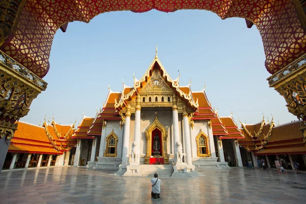 BANGKOK ,THAILAND ,CIRCA FEBRUARY 2015 :Thai Buddhist pay respec — Stock Photo, Image