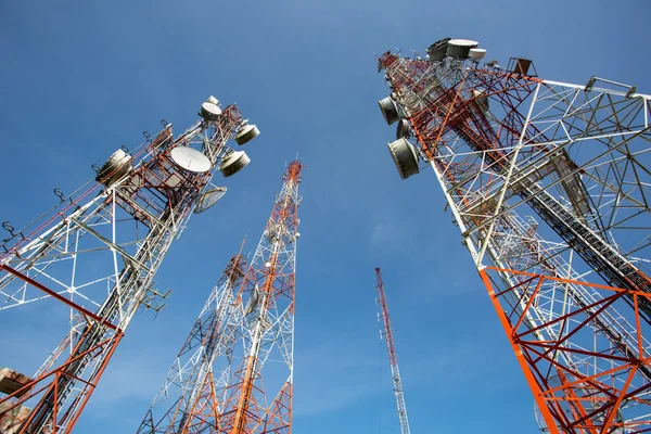 Antenas de TV mastro de telecomunicações — Fotografia de Stock