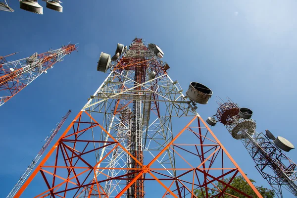 Antenas de TV mastro de telecomunicações — Fotografia de Stock