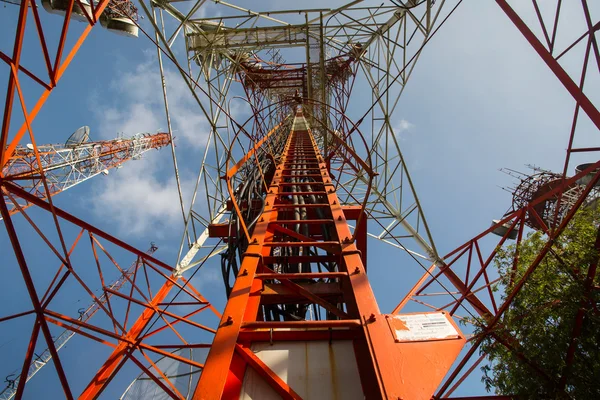 Telekommunikationsmast TV-antenner — Stockfoto