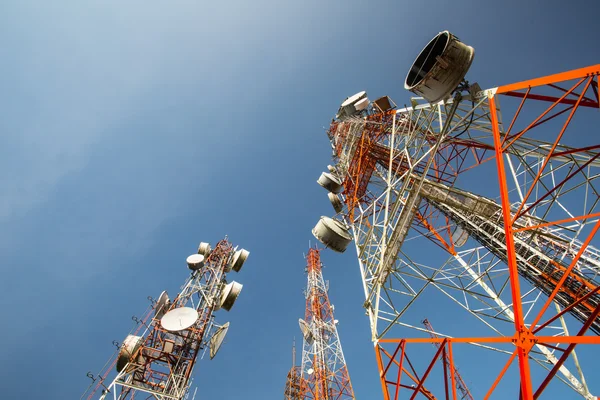 Antenas de TV mastro de telecomunicações — Fotografia de Stock