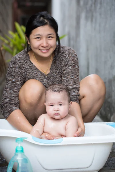 Barnet tar ett bad — Stockfoto