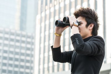 İşadamı dürbünle hisse senedini arıyor