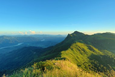 Dağ Pha Tang gündoğumu ve sis 