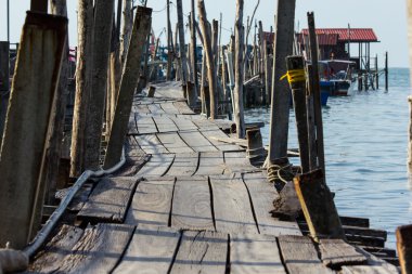 Eski ve berbat ahşap köprü