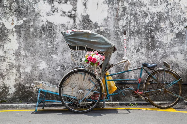 GEORGE TOWN,PENANG ,MALAYSIA- CIRCA March 26, 2015: Trishaw vint — Stock Photo, Image