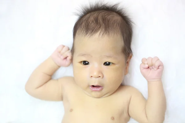 Asiático bebê mãos levantadas — Fotografia de Stock